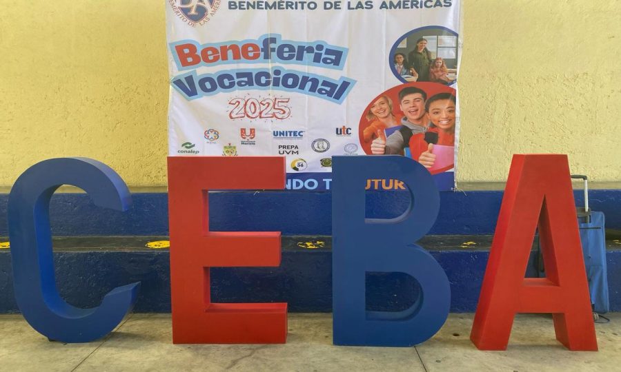 Letras grandes CEBA en feria escolar
